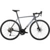 Kategorie Spezifikation ANTRIEB Kette Shimano SLX M7100, 12-fach Kassette Shimano 105 7101, 11-34 Zähne, 12-fach Schaltung 24-Gang Kettenschaltung Schaltwerk Shimano 105 R7100, 12-fach Kurbelgarnitur Shimano 105 R7100, 50/34 Zähne, 175 mm Kurbelarmlänge Praxis, T47, mit Gewinde, innen gelagert Umwerfer Shimano 105 R7100, Anlötversion, Down-Swing BREMSEN Bremsen vorne Shimano 105, hydraulische Scheibenbremse Bremsscheibe Shimano RT70, Center Lock; 160mm / 160mm Bremsen hinten Shimano 105, hydraulische Scheibenbremse Bremshebel Shimano 105 R7120, 2-/12-fach RAHMENSET Gabel Émonda ALR, Vollcarbon, konischer Carbongabelschaft, interne Bremszugführung, Flat Mount-Scheibenbremsaufnahme, 12 x 100 mm Steckachse Rahmen Ultraleichtes 300 Series Alpha Aluminium, Invisible Weld-Technologie, konisches Steuerrohr, interne Zugführung, Flat Mount-Scheibenbremsaufnahme, 142 x 12 mm Steckachse Dämpfer Bontrager R1 Hard-Case Lite, Drahtwulstkern, 60 TPI, 700 x 28 mm Rahmenform Diamant KOMPONENTEN Lenker Bontrager Comp, Aluminium, 31,8 mm Klemmdurchmesser, 80 mm Reach, 121 mm Drop, 44 cm Oberlenkerbreite, 48 cm Unterlenkerbreite Sattel Verse Short Comp, Stahlstreben, 145 mm Breite Vorbau Bontrager Elite, 31,8 mm Klemmdurchmesser, Blendr-kompatibel, 7 Grad, 110 mm Länge Sattelstütze Bontrager Comp, 6061-Aluminium, 27,2 mm, 8 mm Versatz, 330 mm Länge LAUFRÄDER & BEREIFUNG Reifen (vorne) Bontrager R1 Hard-Case Lite, Drahtwulstkern, 60 TPI, 700x28 mm Laufrad vorn Bontrager Paradigm SL, Tubeless-Ready, 21 mm Innenweite, 100 x 12 Steckachse Reifen (hinten) Bontrager R1 Hard-Case Lite, Drahtwulstkern, 60 TPI, 700x28 mm Laufrad hinten Bontrager Paradigm SL, Tubeless-Ready, 21 mm Innenweite, Bontrager, Aluminium, gedichtetes Lager, Center Lock-Scheibenaufnahme, 11fach-Freilaufnabe von Shimano, 142 x 12 mm-Steckachse SONSTIGE Beleuchtung ohne Beleuchtung Farbe Grau Federung Mit Starrgabel Gänge 24 - Gänge Geschlecht Herren Marke Trek Radgröße 28 Zoll Rahmenmaterial Aluminium Saison 2025 Schaltart Kettenschaltung